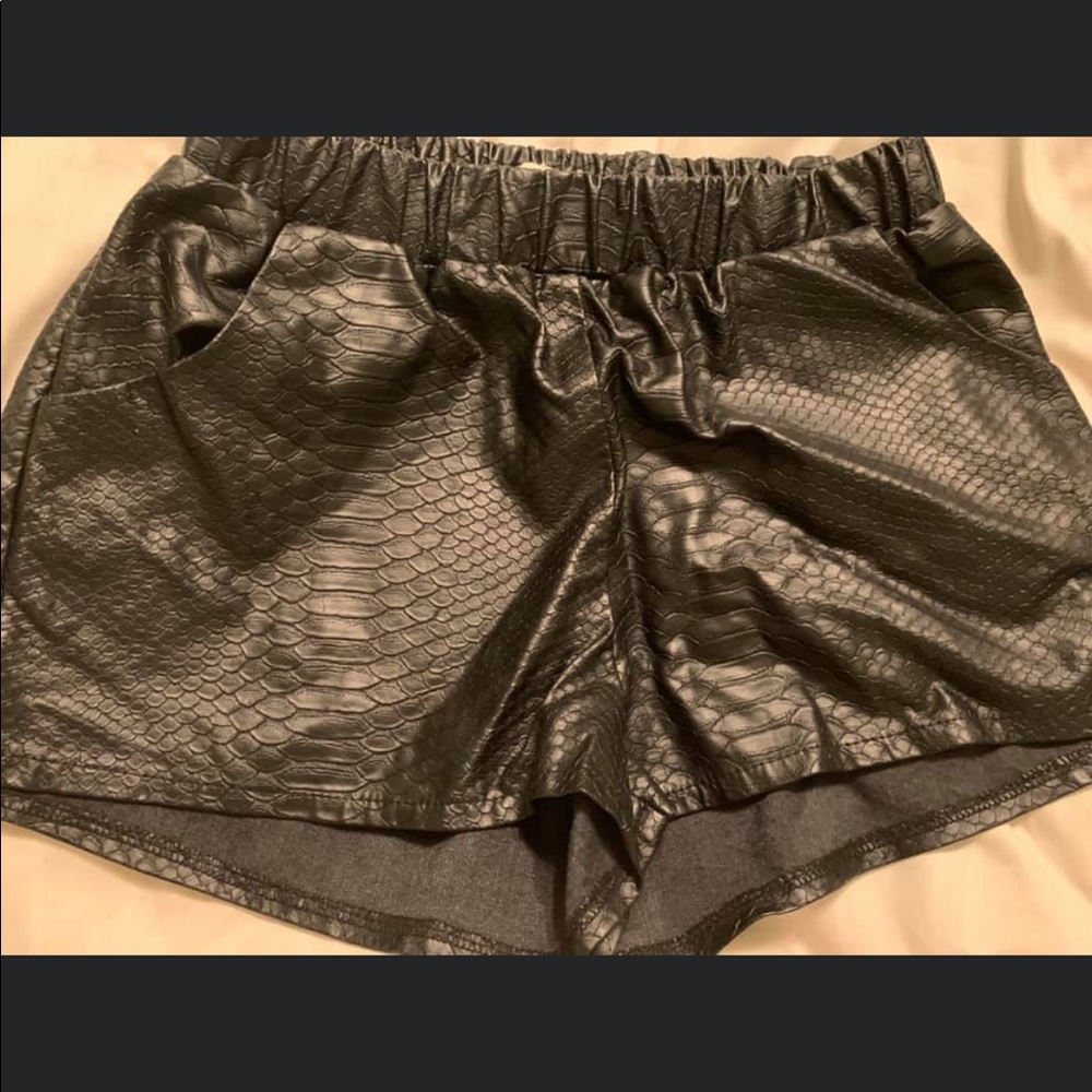 Leather shorts w detail